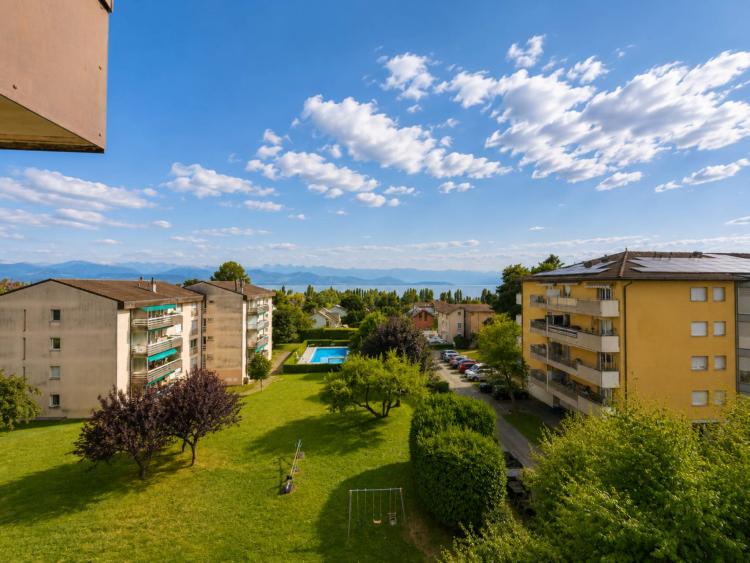 Sospesa contro il lago di Ginevra