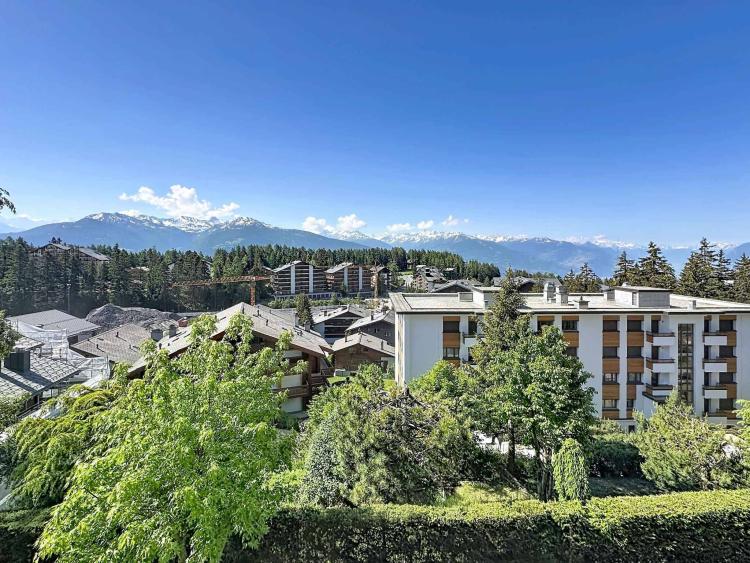 Splendido appartamento di 5,5 locali con vista panoramica sulle Alpi, a pochi passi dal centro città.