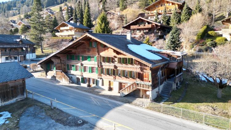 Chalet bifamiliare da ristrutturare con ampio fienile