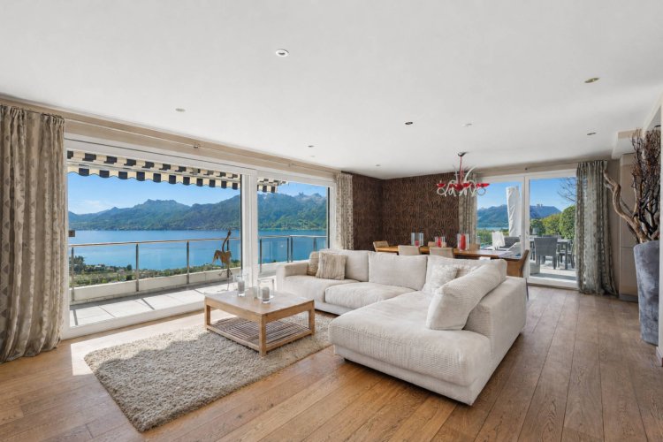 Appartamento duplex con caratteristiche da villa e vista mozzafiato sul lago.