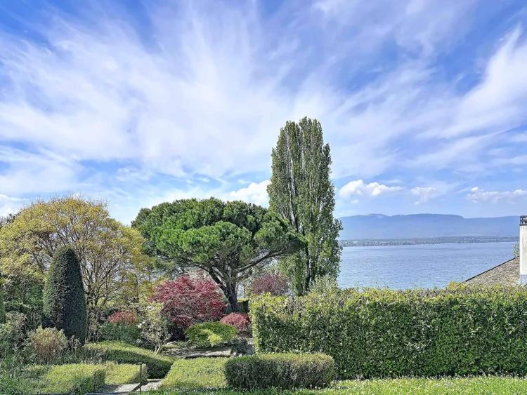 Villa progettata da un architetto con vista sul lago e accesso, molo privato