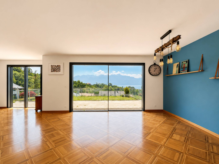 Villa indipendente con 6,5 locali e vista panoramica sul Lago di Ginevra e sulle Alpi.