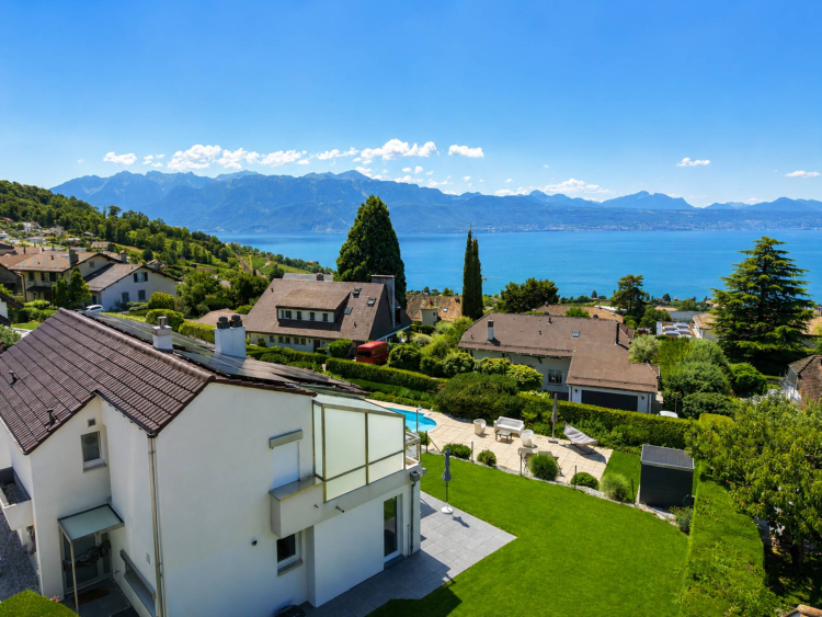Villa indipendente di 325 m2 con splendida vista sul lago e sulle montagne