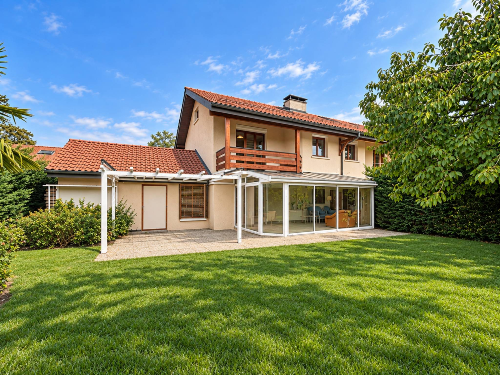 Splendida villa familiare, immersa nella pace e nella tranquillità più assolute, a pochi passi dal lago.