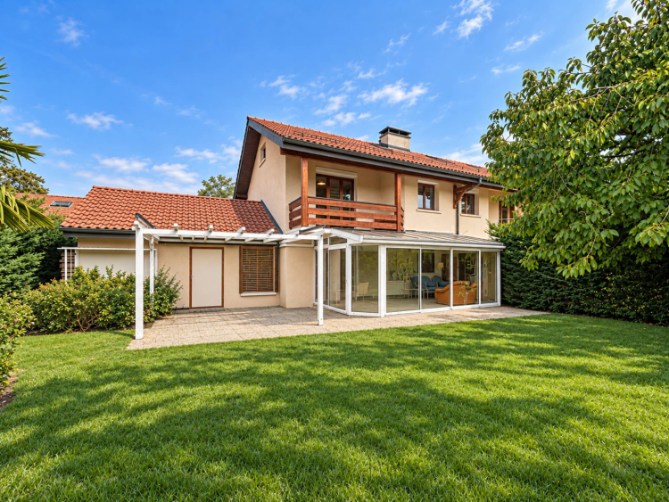 Splendida villa familiare, immersa nella pace e nella tranquillità più assolute, a pochi passi dal lago.