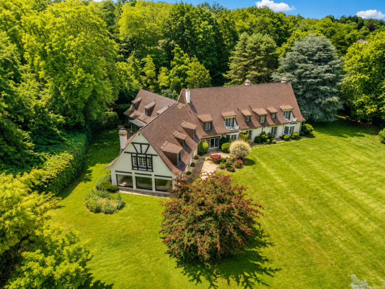 Außergewöhnliches Herrenhaus auf einem fast 11.000 m² großen Park