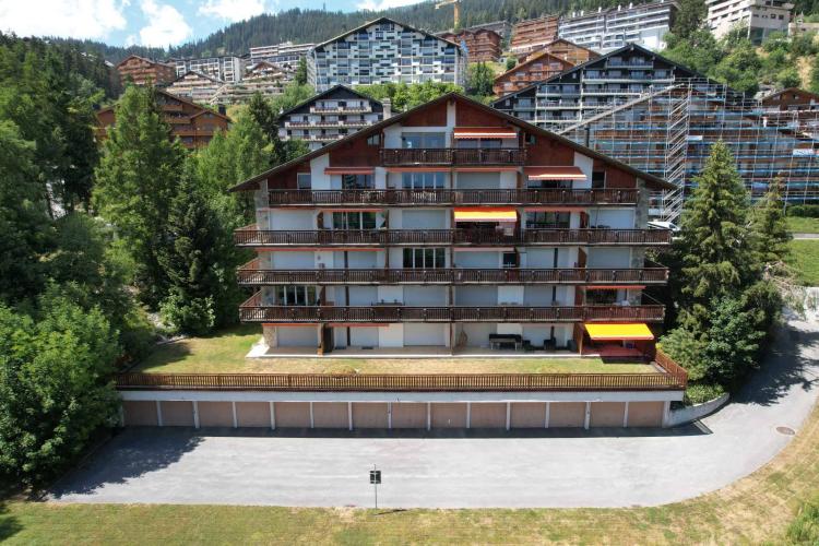 Incantevole appartamento di 3,5 locali, recentemente ristrutturato, con vista sulle montagne.