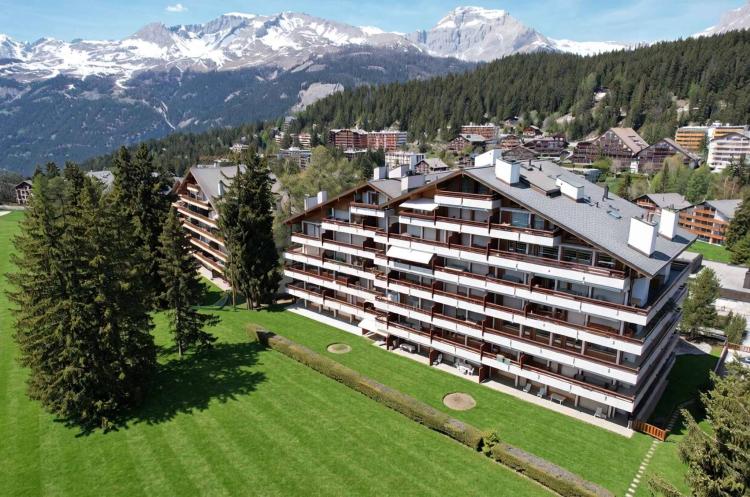 Appartamento attico di 6,5 locali con vista sul campo da golf e panorama mozzafiato + studio.