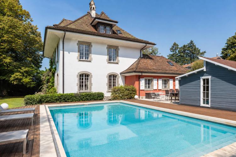 Incantevole proprietà con piscina immersa nel verde.
