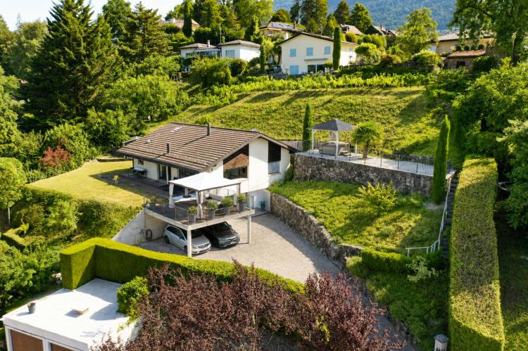 Casa indipendente con vista lago e ampio terreno