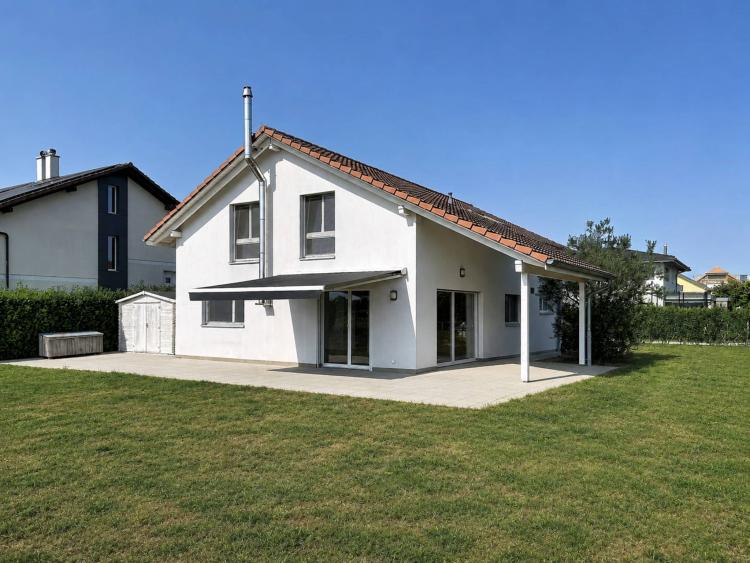 Tranquilla casa familiare con vista libera sulla campagna