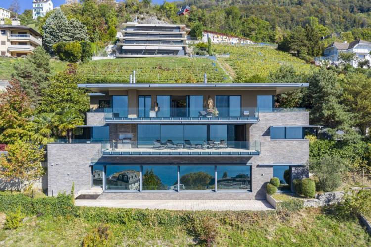 PRIVATE SETTING AND PANORAMIC LAKE VIEW