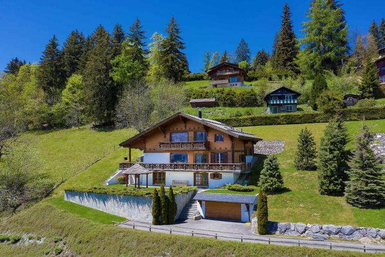 Uno chalet eccezionale immerso nel verde, con viste spettacolari sulle Alpi.