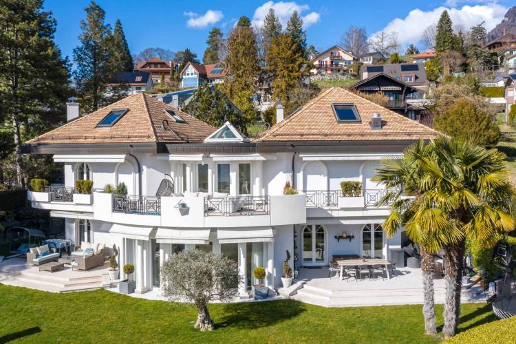 Proprietà unica di 8,5 stanze con vista panoramica e piscina