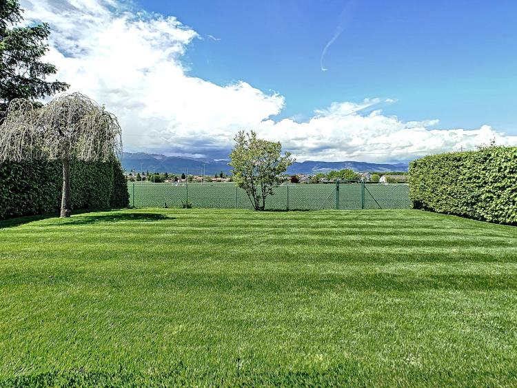 In esclusiva, attraversando il livello del giardino con vista sul Giura