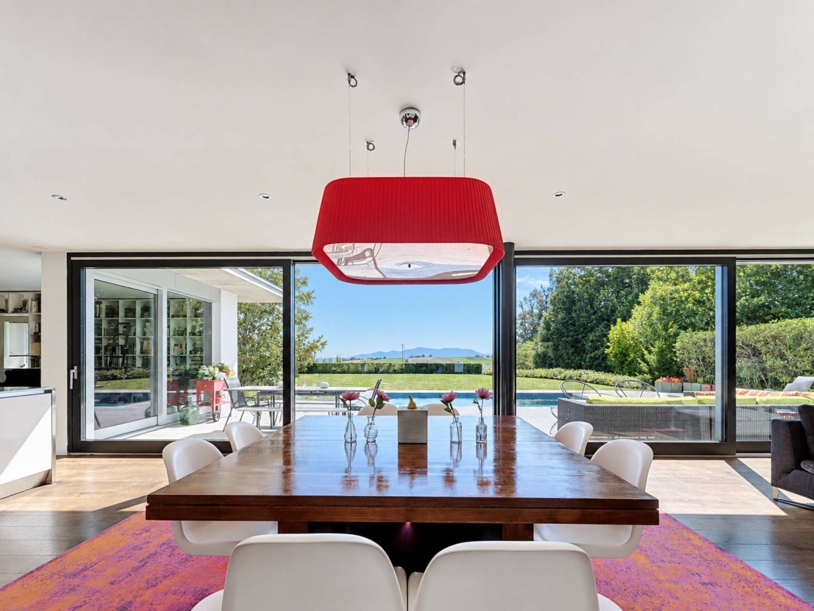 Architettura contemporanea con vista sulle Alpi e sul lago di Ginevra.