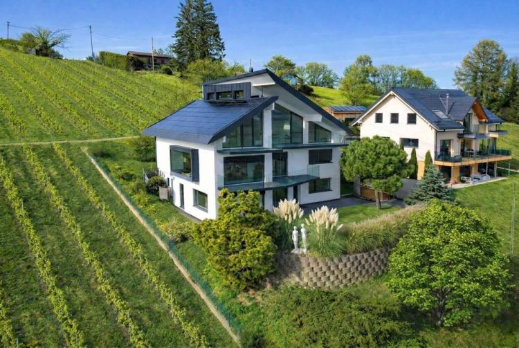 Villa progettata da un architetto nel cuore dei vigneti
