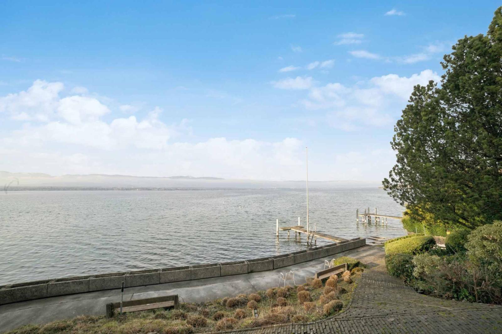 Proprietà sul lungomare con spiaggia privata e moli