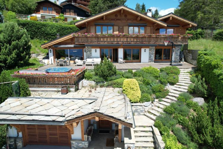 ESCLUSIVA - Magnifico chalet con vista panoramica sulla pianura del Rodano e sulle Alpi