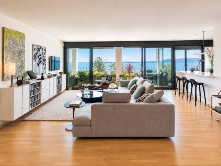 Spazioso appartamento contemporaneo di 5,5 locali con vista panoramica.