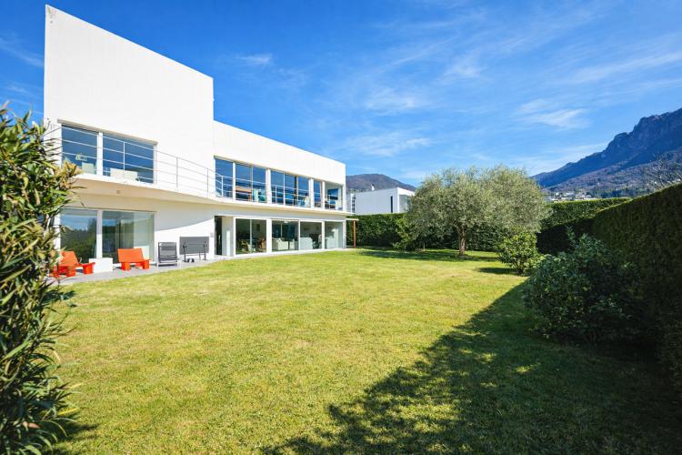 Lugano, Dino: Villa moderna con giardino, terrazze e vista aperta