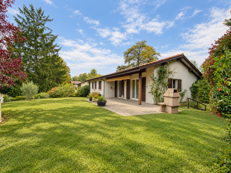 Villa unifamiliare a un solo piano, da ristrutturare, in posizione tranquilla.