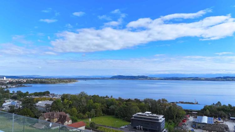 Lussuoso attico di 6,5 stanze con vista sul lago e sulle montagne