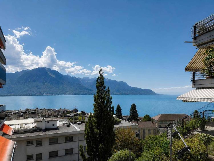 Incantevole appartamento di 2,5 locali con ampia terrazza e vista lago. 