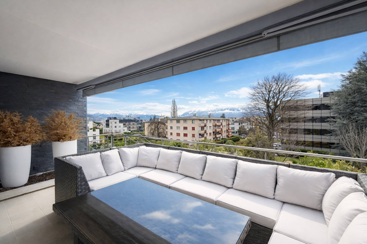 Duplex contemporaneo con giardino privato e vista sulle Alpi a Pully Sud
