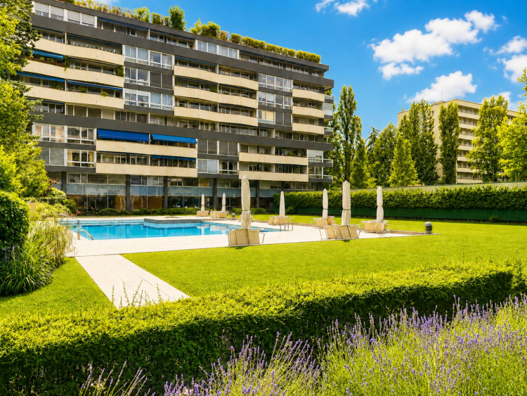 Splendido appartamento di 5 locali con finestre su entrambi i lati a Florissant