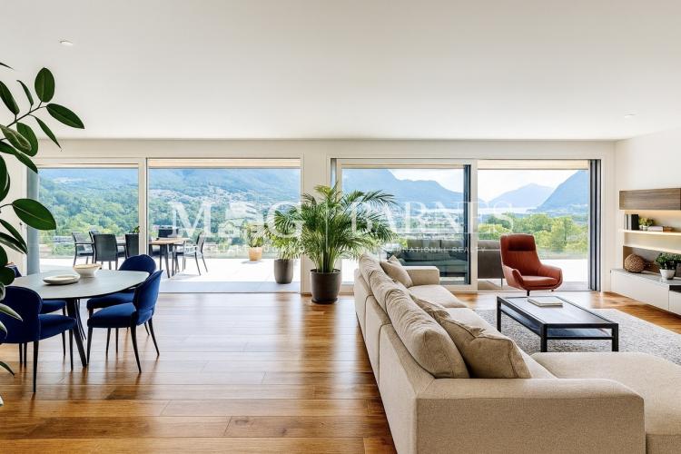 Lugano, Canobbio: Attico moderno vista lago con grande terrazza