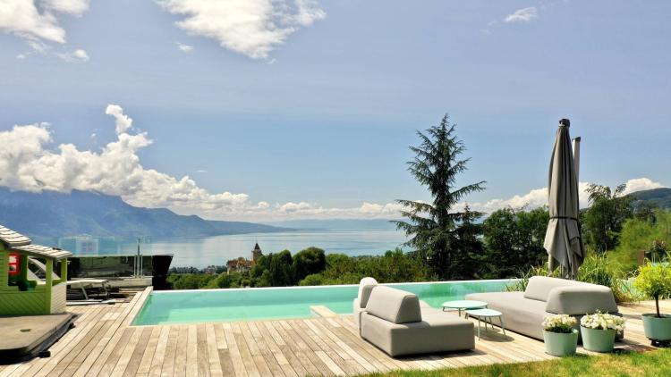 Proprietà di lusso con piscina e vista panoramica sul lago.