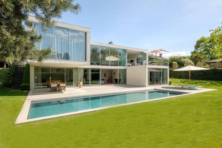 Luminoso contemporaneo in assoluta calma