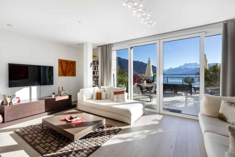 DIREKT AM WASSER! GERÄUMIGE WOHNUNG IN DER NÄHE ALLER EINRICHTUNGEN.