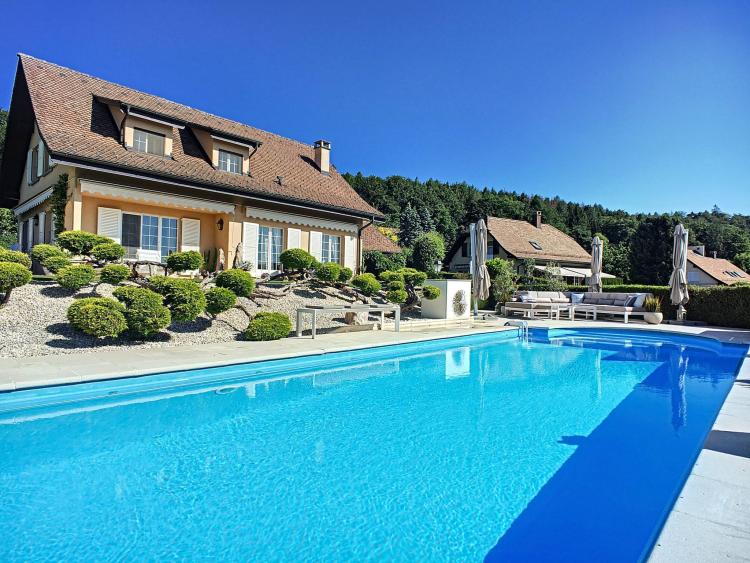 Bella proprietà indipendente di 5,5 locali con piscina