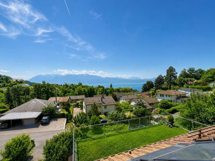 Villa indipendente con 6,5 locali e vista panoramica sul Lago di Ginevra e sulle Alpi.