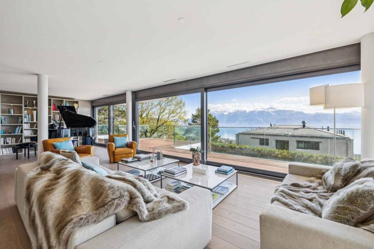 Appartamento contemporaneo di 6,5 locali con giardino privato.