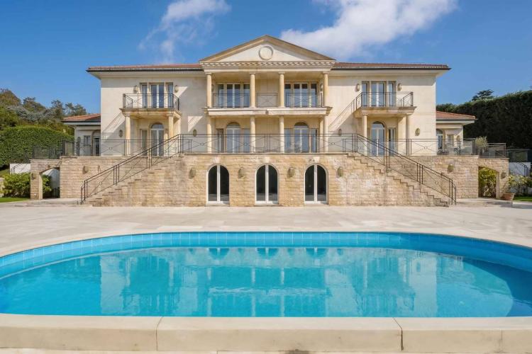 Ampia casa padronale divisa in 2 appartamenti con vista lago.
