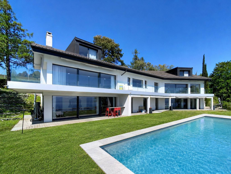 Splendida proprietà ristrutturata con piscina e vista mozzafiato