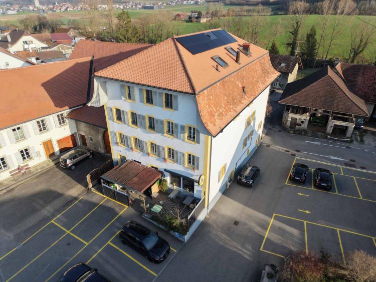 Edificio residenziale con bar-ristorante nel cuore della regione di Broye.