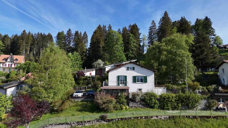 Una casa di carattere da ristrutturare sulle colline sopra La Chaux-de-Fonds.