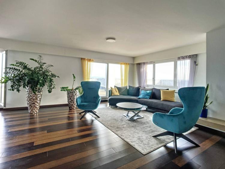 Lussuoso attico di 6,5 stanze con vista sul lago e sulle montagne