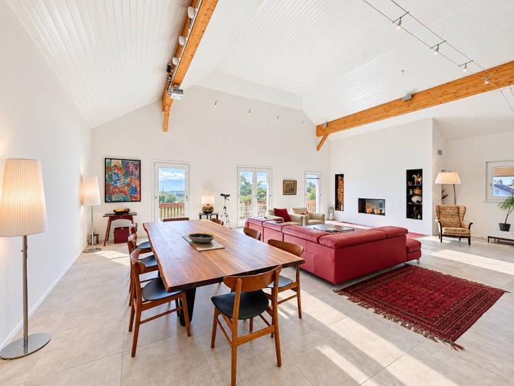 Lussuoso appartamento duplex con vista sul lago e sulle Alpi.