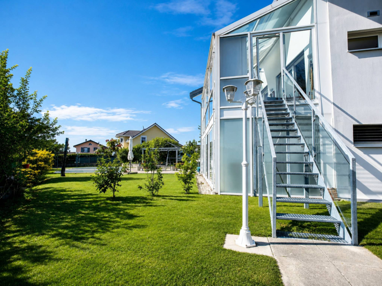 Duplex lumineux avec jardin attenant à l'ISL