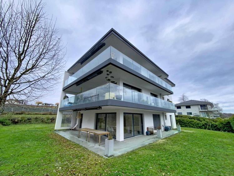 Eleganza contemporanea con giardino privato a Saint-Prex