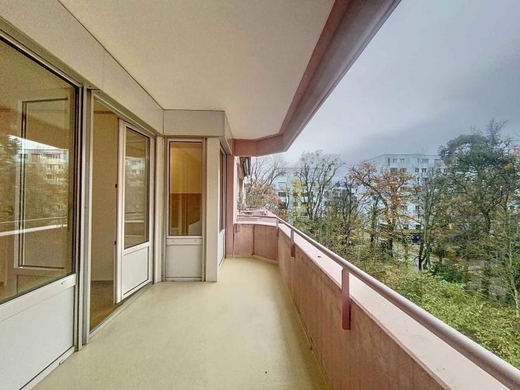 Bel appartement 5 pièces traversant avec balcon 