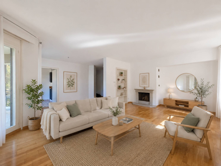 Elegante appartamento familiare di 4,5 locali con camino e loggia.
