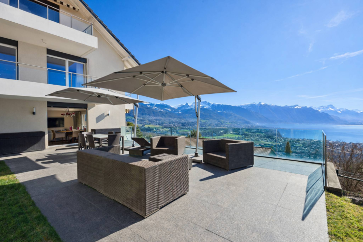 Appartamento duplex con caratteristiche da villa e vista mozzafiato sul lago.
