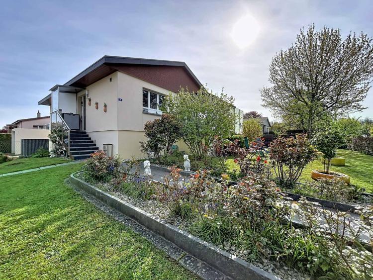 Affascinante villa di 4,5 stanze, trasformata in una villa di 5,5 stanze con una camera da letto aggiuntiva