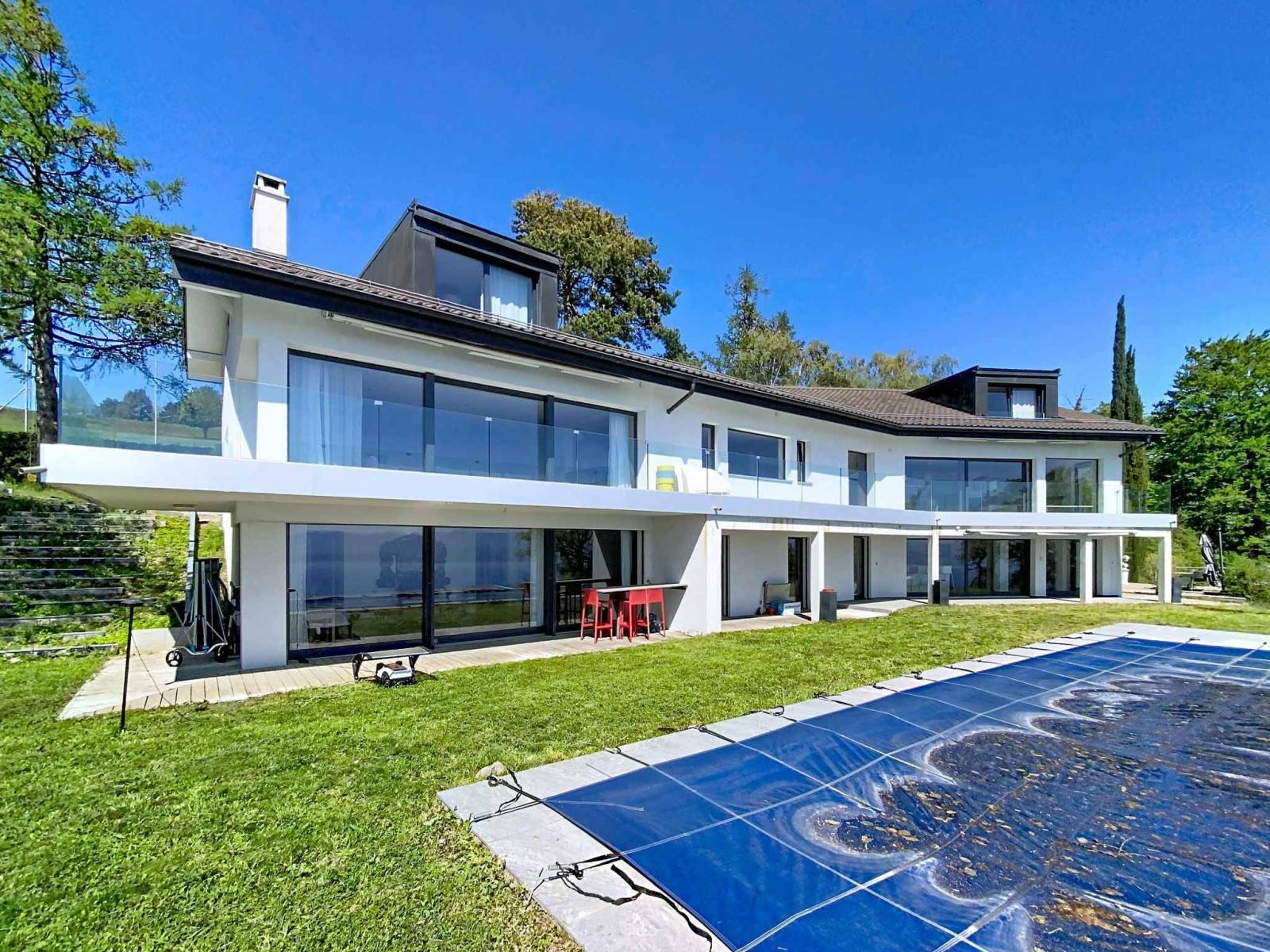 Splendida proprietà ristrutturata con piscina e vista mozzafiato